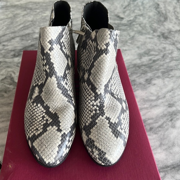 Munro like new booties - Picture 1 of 6